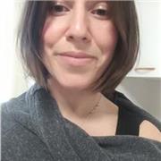 Italienischlehrer für alle Altersgruppen. Ich bin italienischer Muttersprachler und mein Unterricht für Erwachsene ist dynamisch und unkonventionell. Für die Kinder wende ich eine Unterrichtsmethode an, die auch auf dem Spieltheater basiert. Mein Unterric